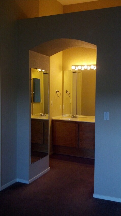 Foto principal - Great Two Bedroom, Two Bathroom Upstairs C...