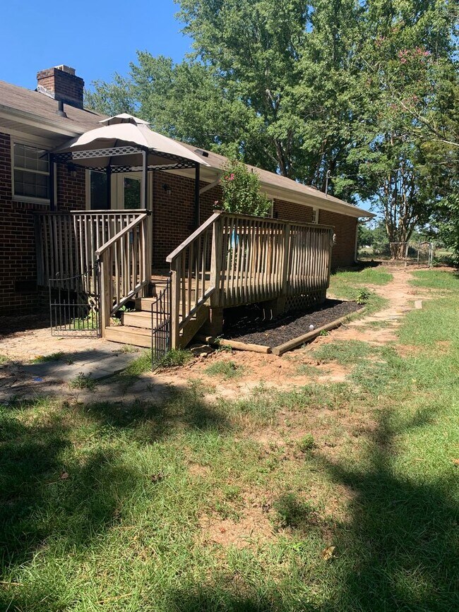 Foto del edificio - NE RALEIGH 3 BEDROOM BRICK RANCH HOME-