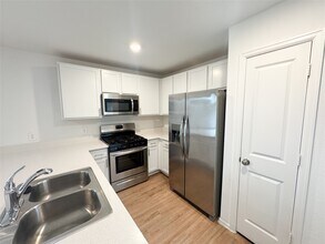 Building Photo - 1411 Las Cuevas Dr
