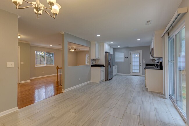 Building Photo - Spacious 5 Bedroom Home in Ooltewah with Basement & Workshop!