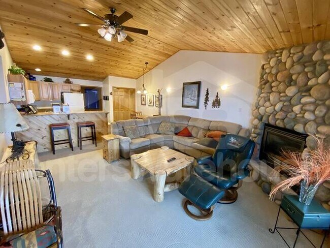 Building Photo - Gorgeous 2 Bed 2 Bath Condo