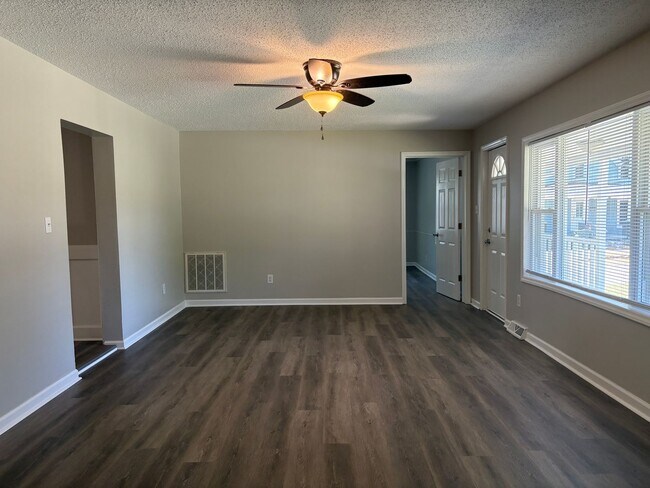 Building Photo - 3 Bedroom, 1 Bathroom House in Eden!