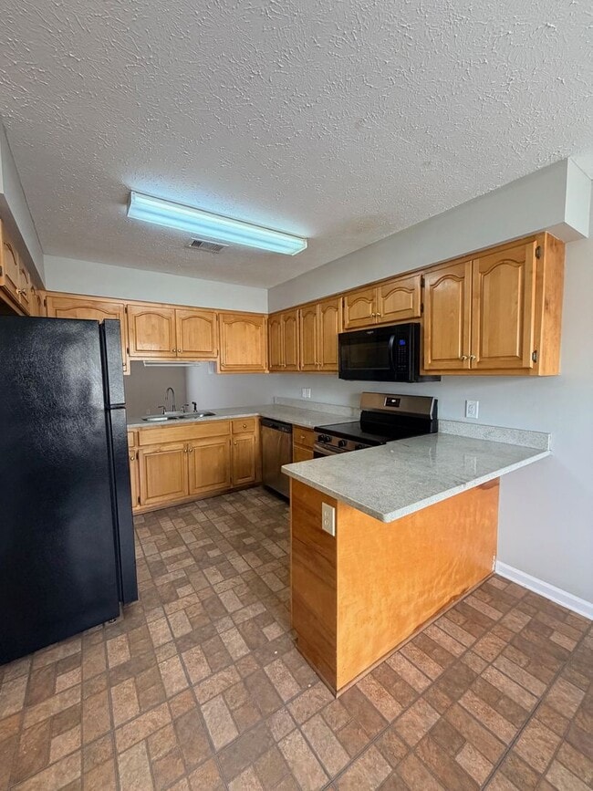 Building Photo - To Be Newly Renovated 3BR/2BA Duplex With Fenced Yard!