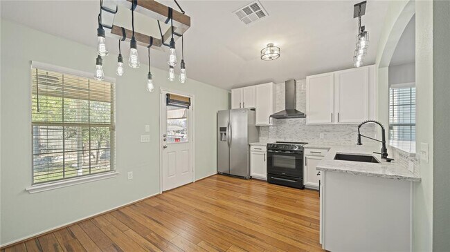 Foto del edificio - 5825 Nelson Oaks Dr