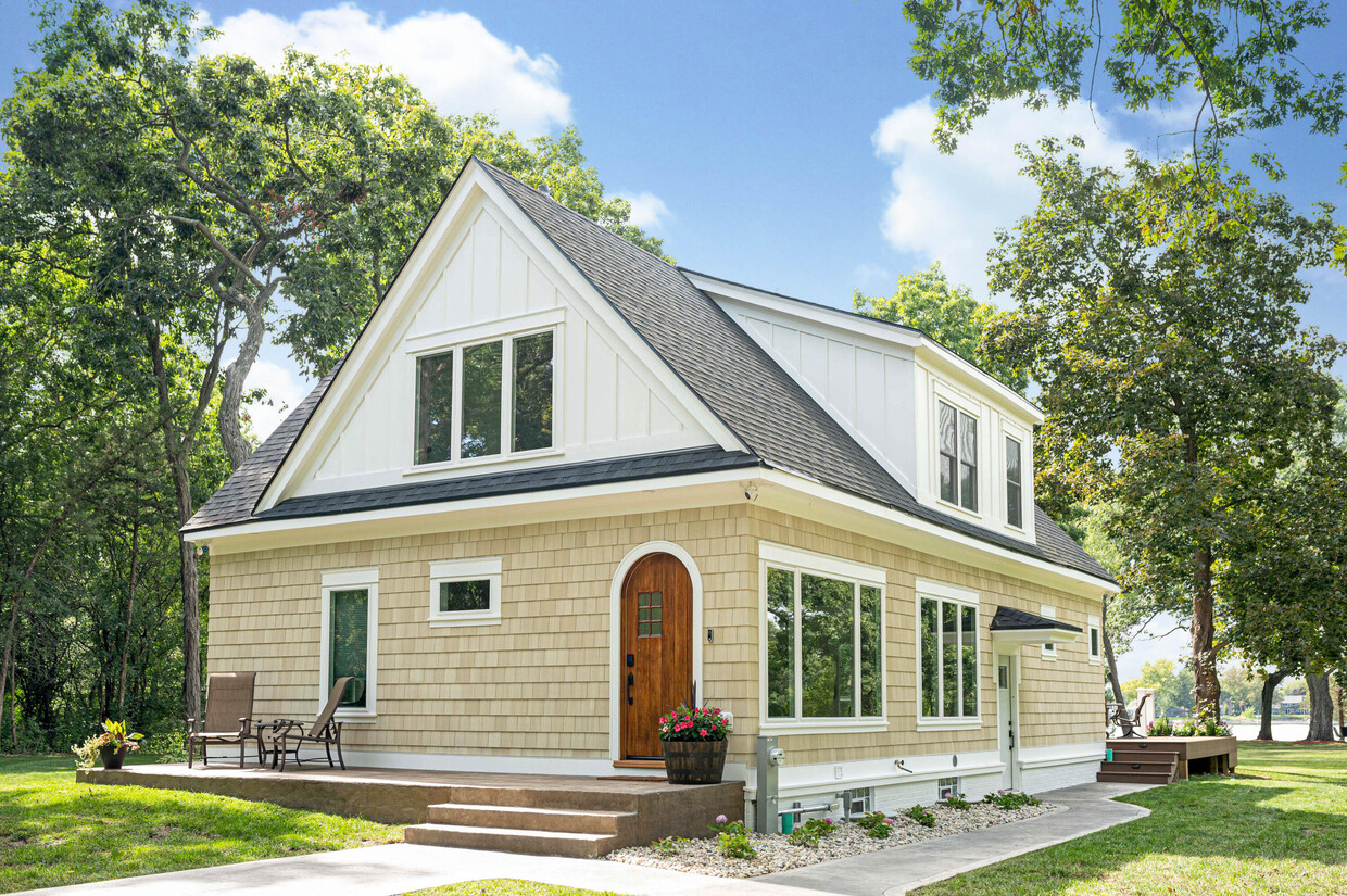 Primary Photo - 907 N Genesee Woods Dr
