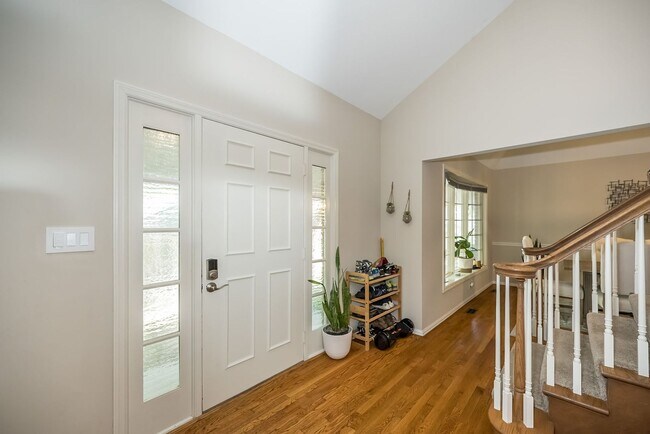 Building Photo - Charming 4 Bedroom, 3.5 Bathroom Condo for...