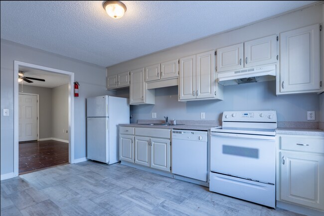 Foto del edificio - See What's to Offer at Tonyota Court! Now Pre-Leasing!