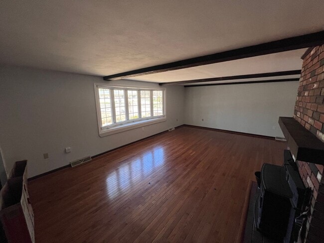 Foto del edificio - 33 Meadowbrook Dr