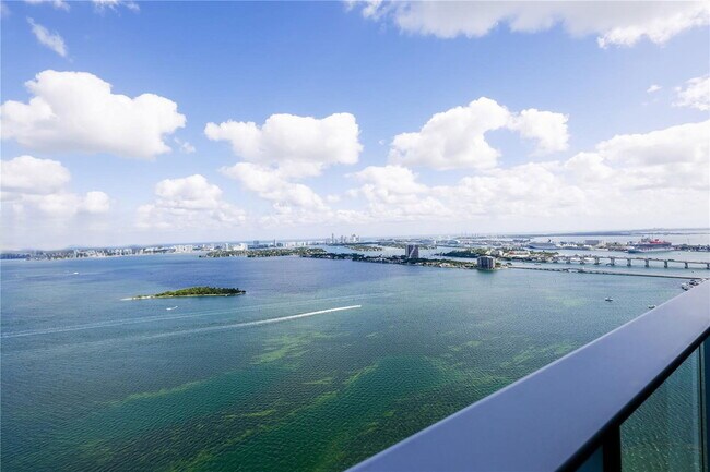 Building Photo - 700 NE 24th St