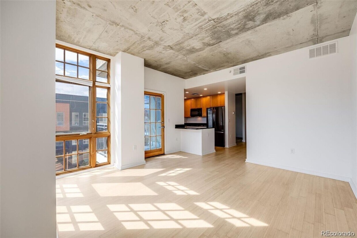 Foto principal - 275 S Harrison St