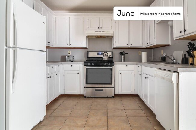 Building Photo - Private bedroom in 3 bed/2 bath Home