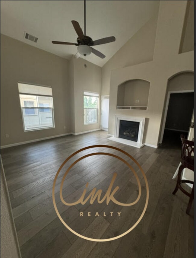 Building Photo - Beautifully remodeled townhouse