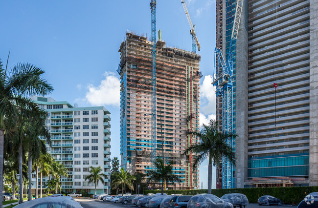 Building Photo - One Paraiso