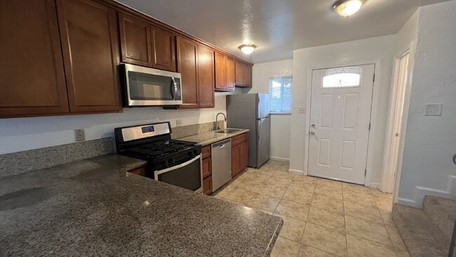 Building Photo - ** Move in special $1995 moves you in - Includes Deposit and January 2026 Rent. ** Updated interi...