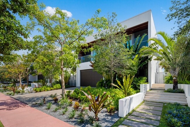 Building Photo - 1051 W 48th St