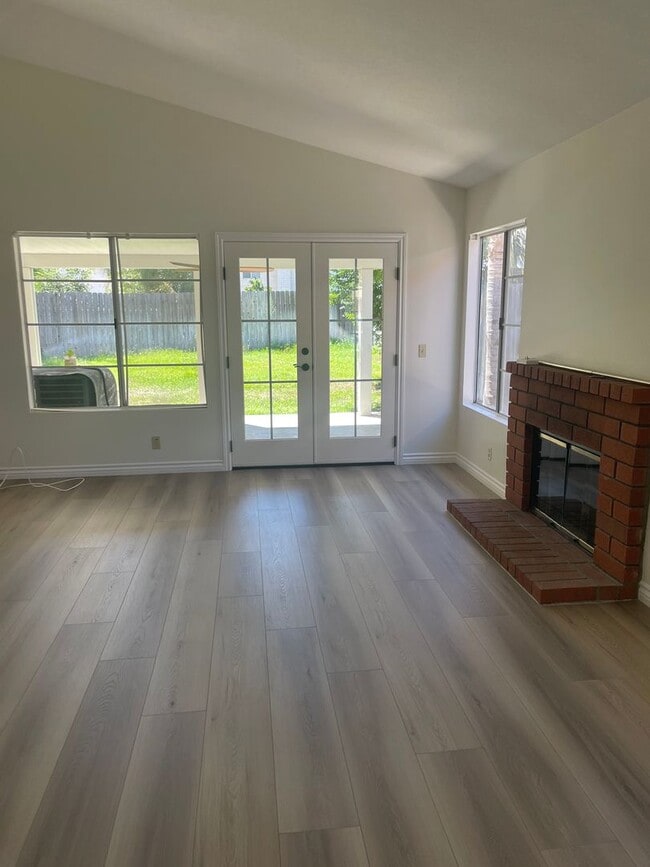 Building Photo - NEW PAINT AND FLOORING