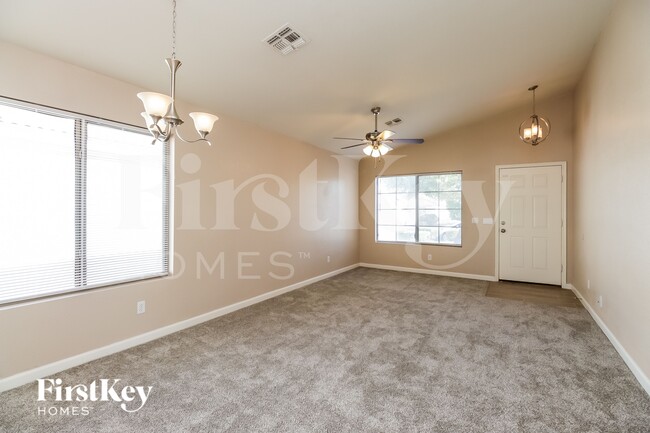 Building Photo - 930 E Nardini St