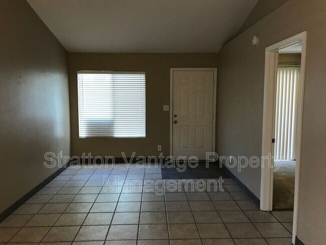 Building Photo - 3205 E Crescent Ave