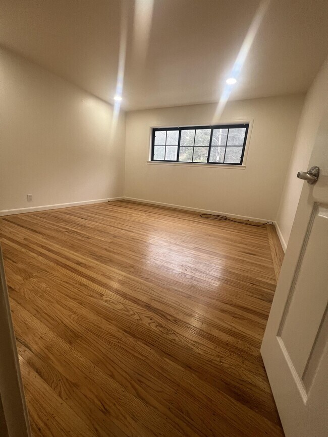 Building Photo - 204 Clay Ave