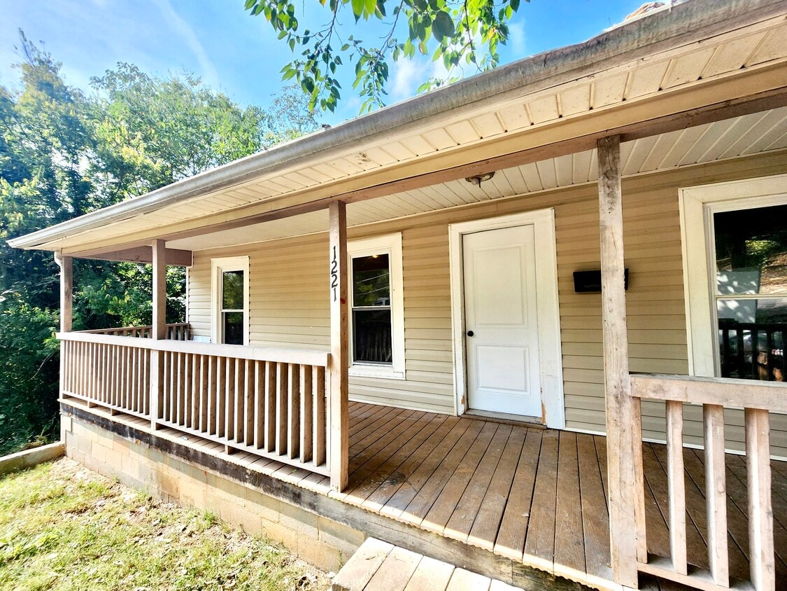 Primary Photo - 1221 Swain St