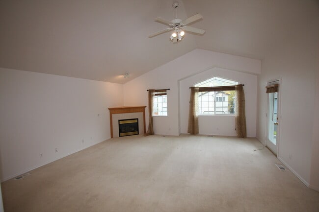 Building Photo - 4 Bedroom Eagle River Home!