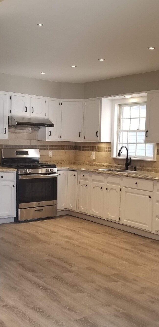 Building Photo - 393 Forest St