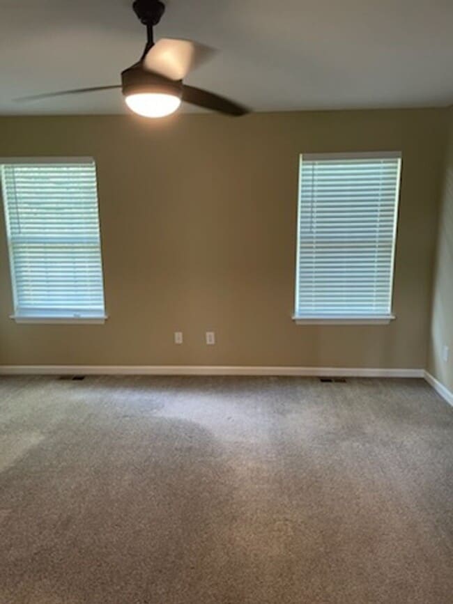 Building Photo - Duplex with garage