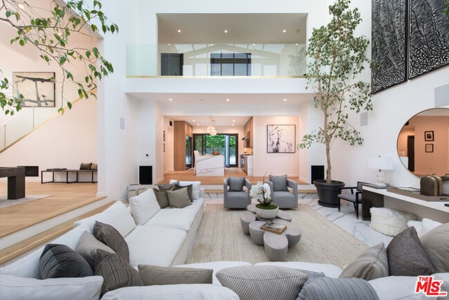 Foto del edificio - 1378 N Doheny Dr
