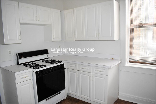 Building Photo - Right by Depaul! 3 bed 1 bath. No deposit!