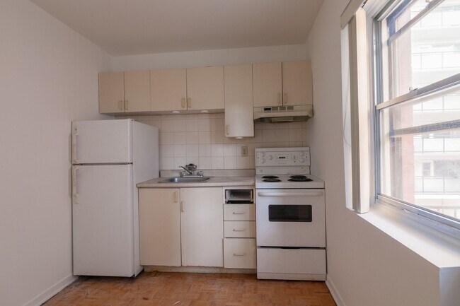 Building Photo - 539 Rue Prince Arthur O