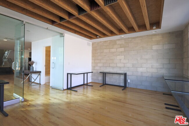 Foto del edificio - 6615 Melrose Ave