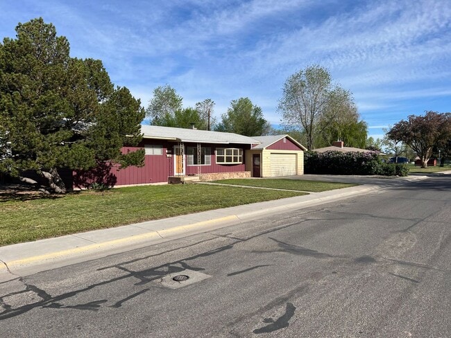 Building Photo - 3 Bed 2 Bath House with Attached 2 Car Garage & Trailer Parking