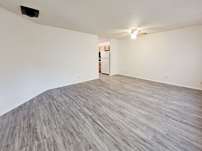 Foto del edificio - 3 Bedroom 2 Bath Condo Available Now!