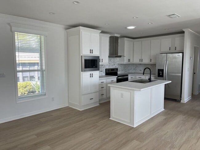 Building Photo - 7815 Lakeshore Dr