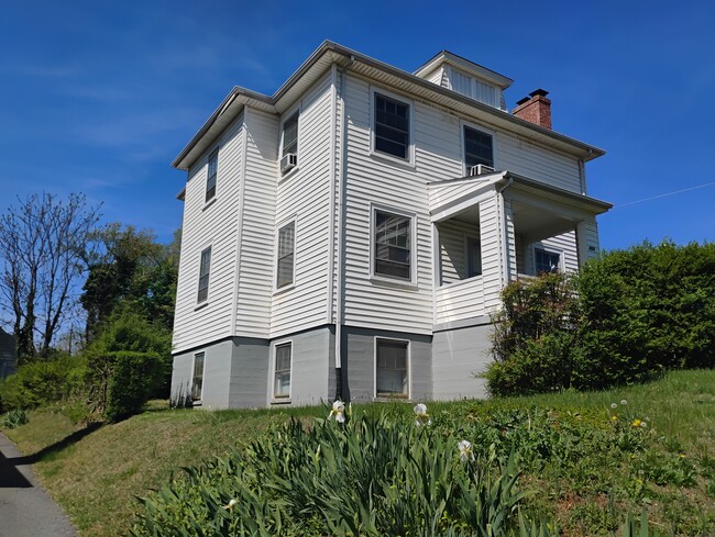 Building Photo - 701 Orchard St