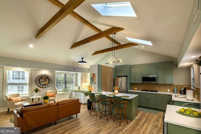 Foto del edificio - 1668 N Druid Hills Rd NE