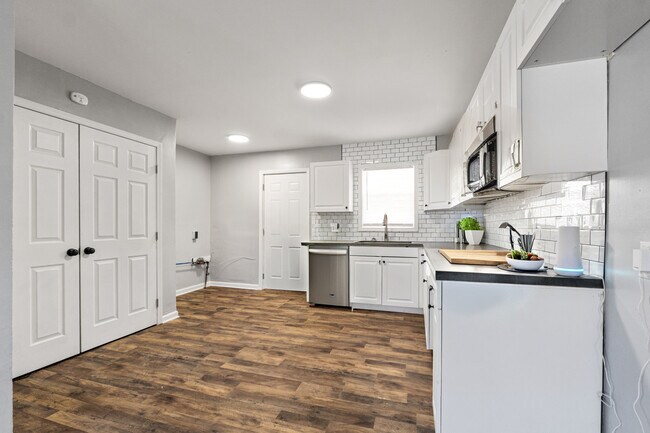 Building Photo - 2046 Woodland Ave