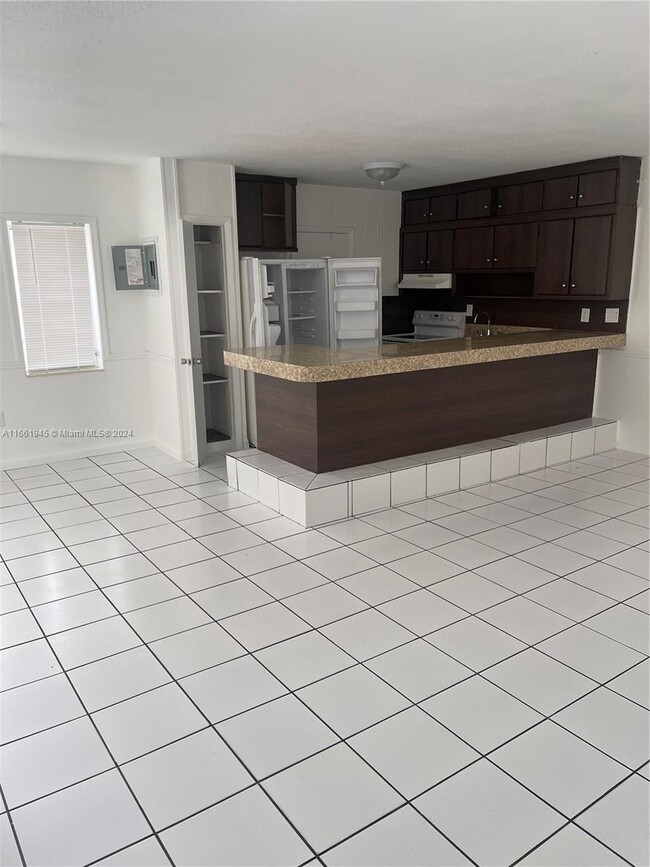 Building Photo - 601 S Royal Poinciana Blvd