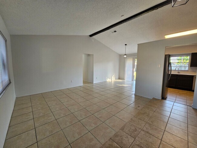 Foto del edificio - Freshly Renovated & Move-In Ready!! 3-bedroom, 2-bath home located in Lake Sparling Heights, Orla...