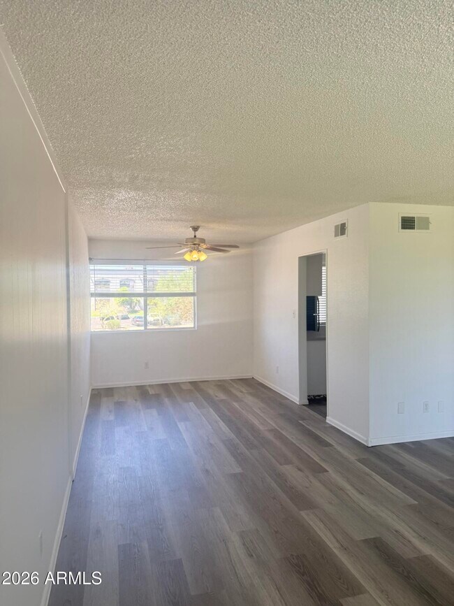 Foto del edificio - 7141 N 16TH St