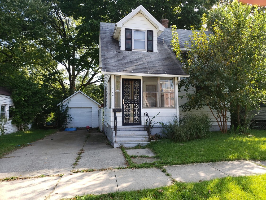Primary Photo - 1744 S Twyckenham Dr