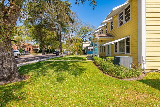 Building Photo - 216 N Lakeside Dr