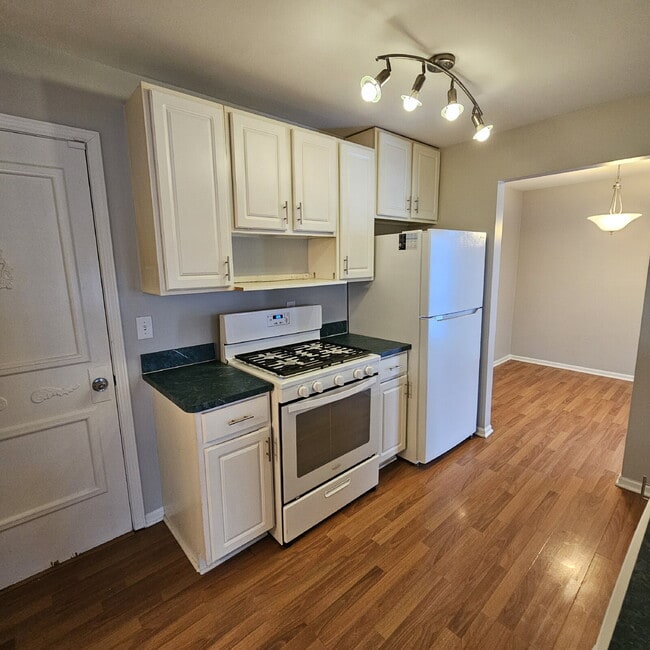 Foto del edificio - 2 Bedroom, 1.5 Bath Townhouse with Galley Kitchen & All Appliances, Open Living Area, Finished Ba...