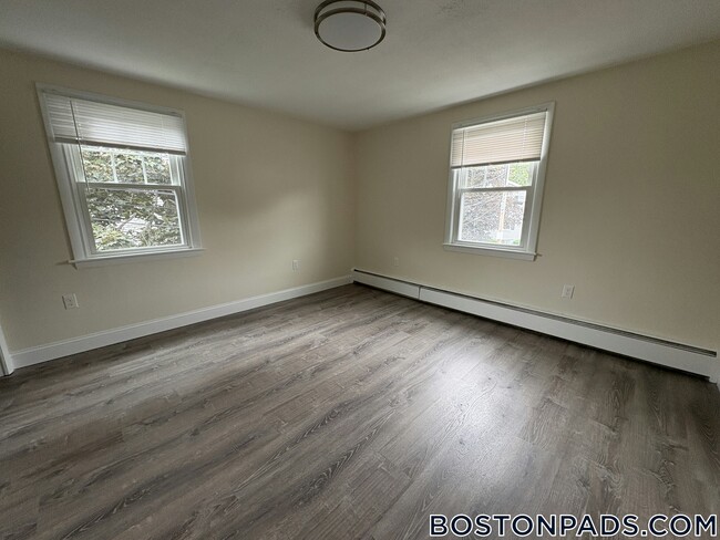 Building Photo - 9 River Dr