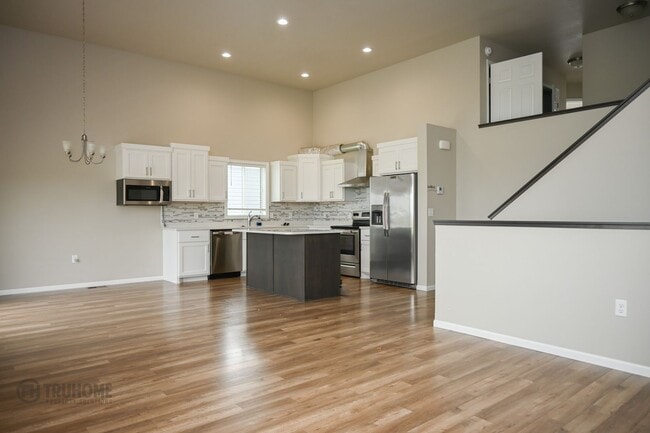 Building Photo - 4 Bed 3 Bath House for Rent!