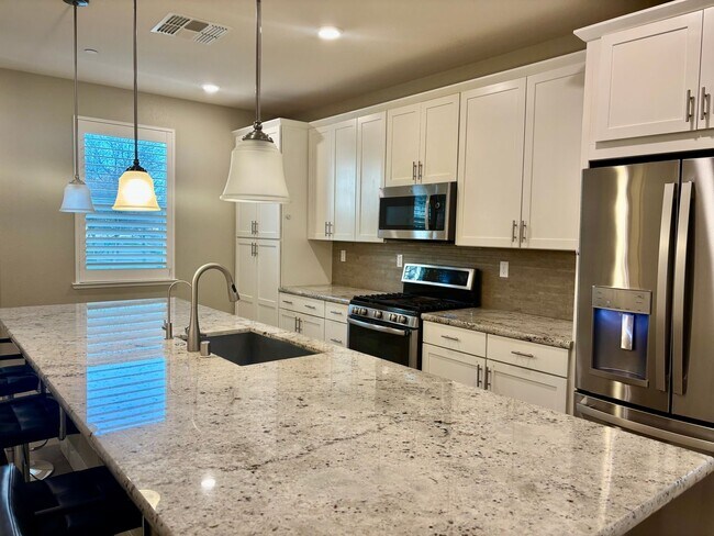 Foto del edificio - Must see beautiful and large Townhome in Dublin- Close to Everything!