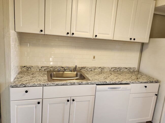 Foto del edificio - 1 BR 1 BATH FULL REMODEL UPPER UNIT FREE RENT OAC