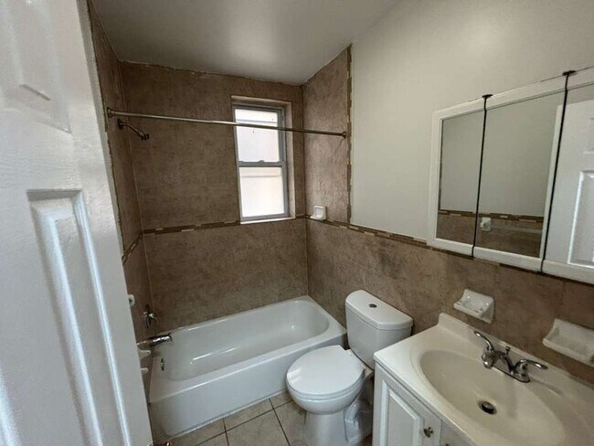 Building Photo - 162 Bergen Ave