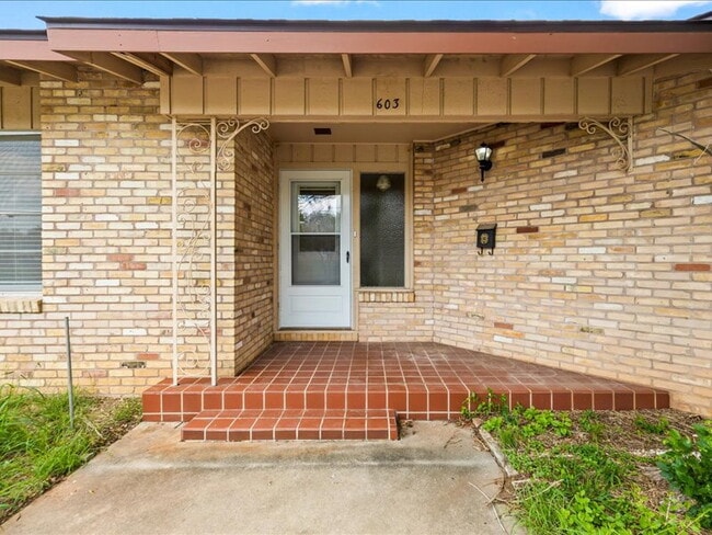 Building Photo - Charming 3-Bedroom Home with Spacious Livi...