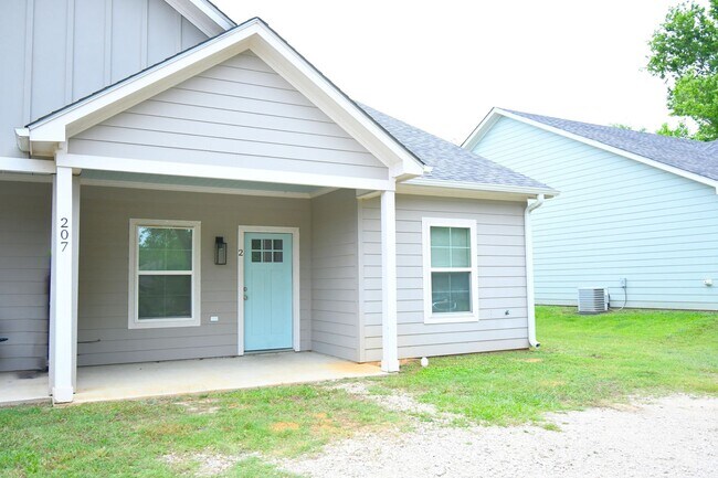 Building Photo - Gorgeous 3 Bedroom, 2 Bath Duplex in Arp